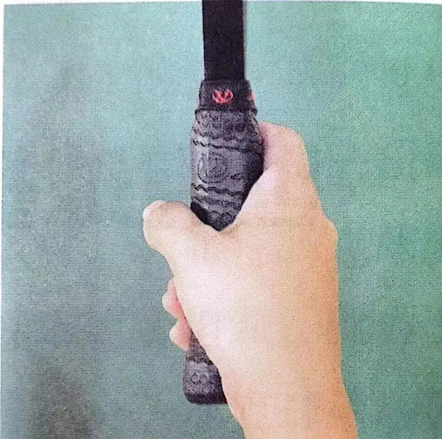 how to hold a pickleball paddle